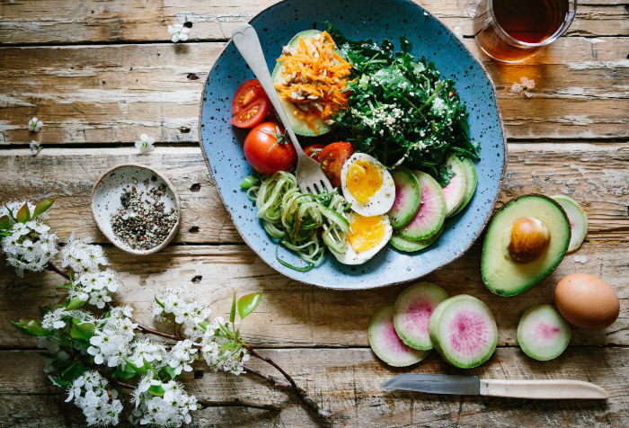Essen als Medizin - Teller mit Avocado und Ei